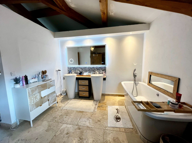Villa de charme contemporaine sur 2500 m² de terrain et vue