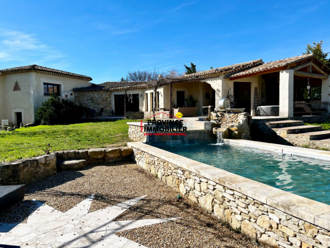 Villa de charme contemporaine sur 2500 m² de terrain et vue