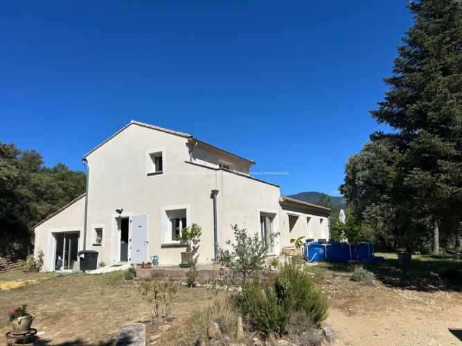 En campagne avec vue dominante