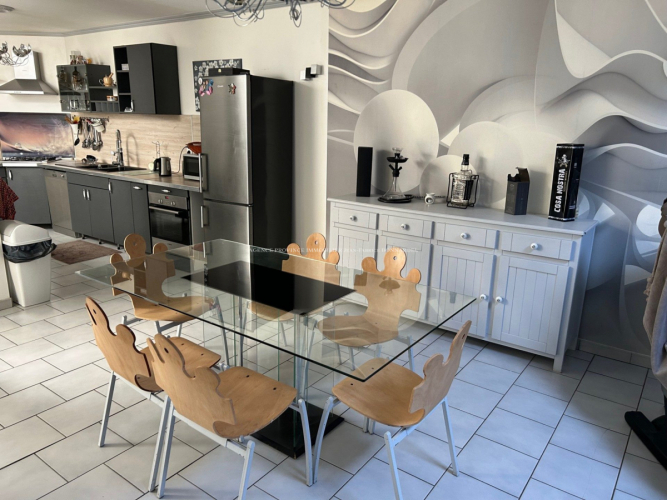 Immeuble avec commerce et logement de type 4
