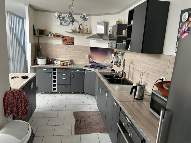 Immeuble avec commerce et logement de type 4