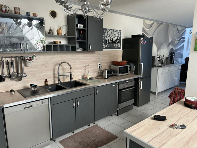 Immeuble avec commerce et logement de type 4