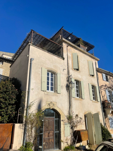 Maison de village en pierres avec vue dominante