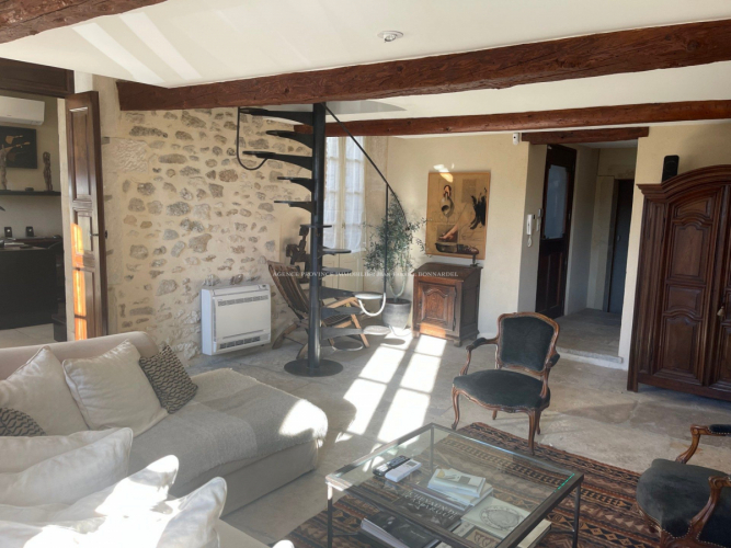 Maison de village en pierres avec vue dominante