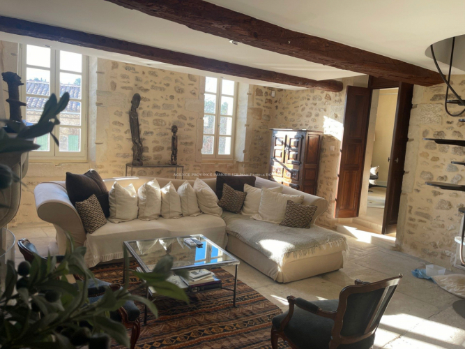 Maison de village en pierres avec vue dominante