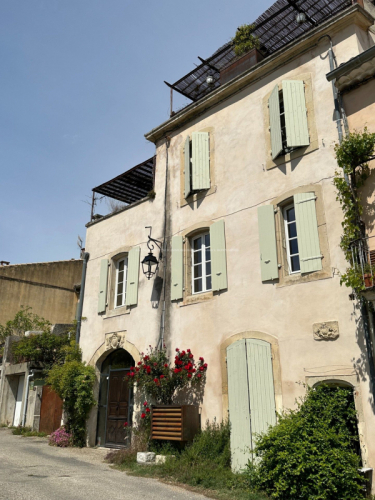 Maison de village en pierres avec vue dominante