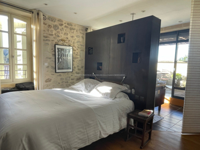 Maison de village en pierres avec vue dominante
