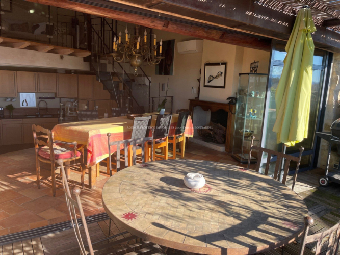 Maison de village en pierres avec vue dominante
