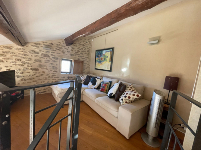 Maison de village en pierres avec vue dominante