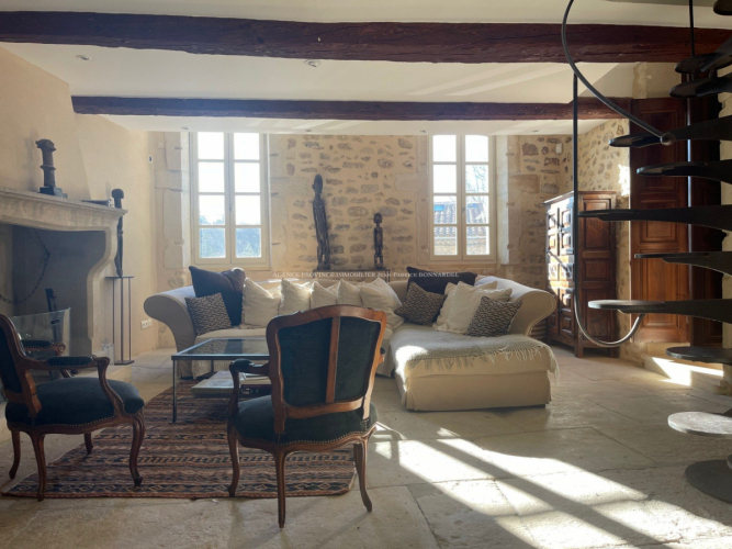 Maison de village en pierres avec vue dominante