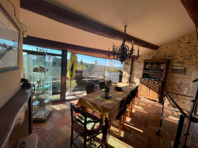 Maison de village en pierres avec vue dominante