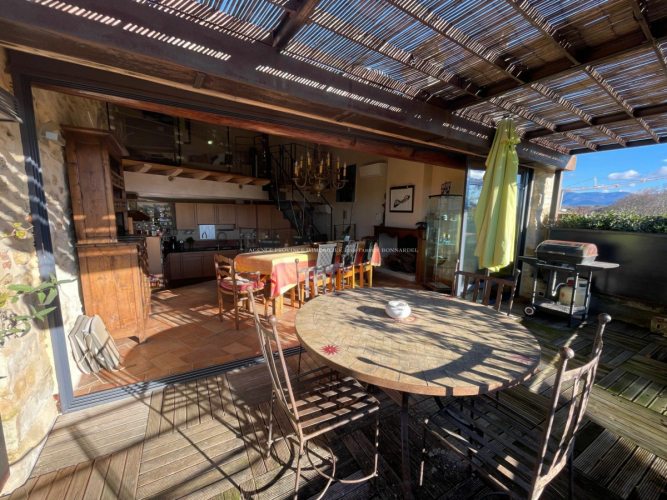 Maison de village en pierres avec vue dominante