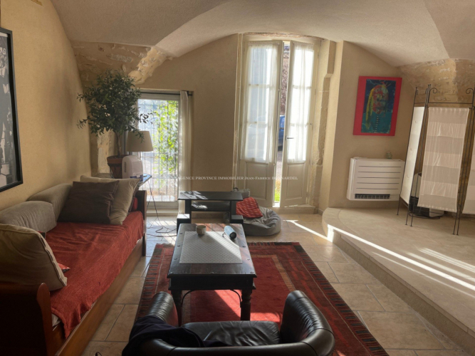 Maison de village en pierres avec vue dominante