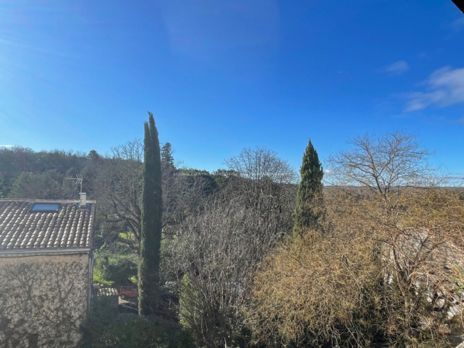 Maison de village en pierres avec vue dominante
