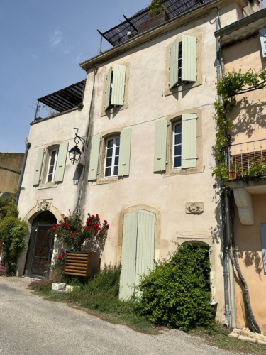 Maison de village en pierres avec vue dominante