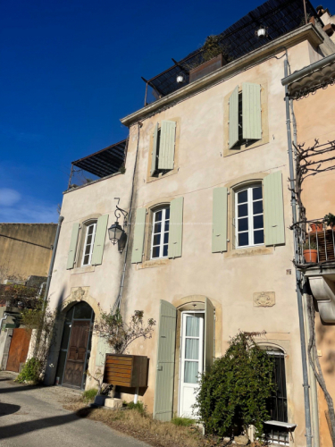 Maison de village en pierres avec vue dominante