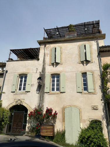 Maison de village en pierres avec vue dominante