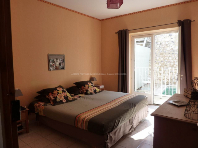MAISON DE VILLAGE AVEC PISCINE