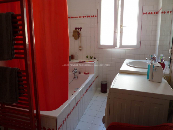 MAISON DE VILLAGE AVEC PISCINE
