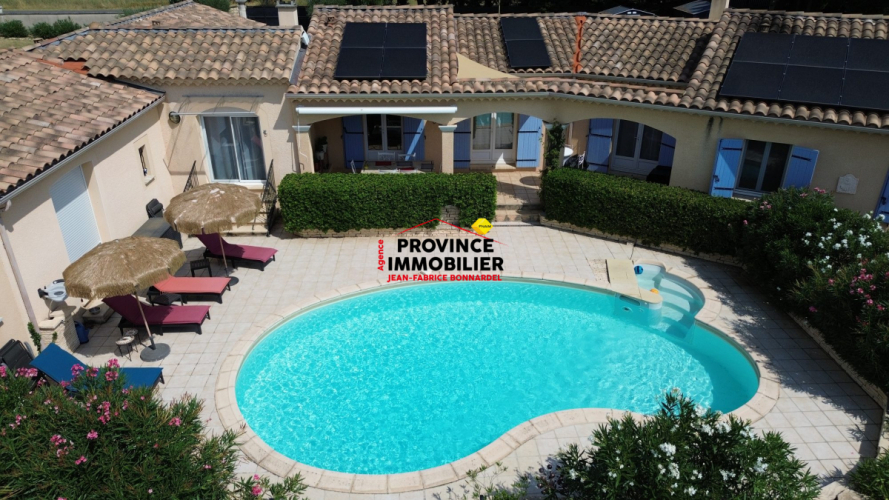 Un havre de paix avec piscine et potentiel locatif : une opportunité rare aux multiples possibilités !