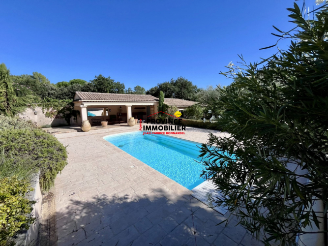 Propriété d’exception – Élégance intemporelle & panorama rare sur le Ventoux et le Château