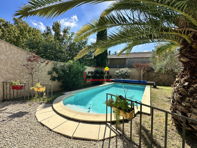Maison de village avec piscine, jardin et garage