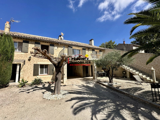 Maison de village avec piscine, jardin et garage