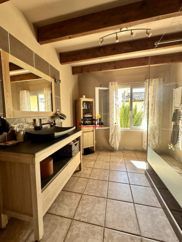 Maison de village avec piscine, jardin et garage