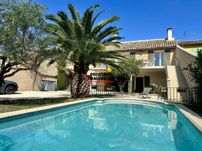 Maison de village avec piscine, jardin et garage