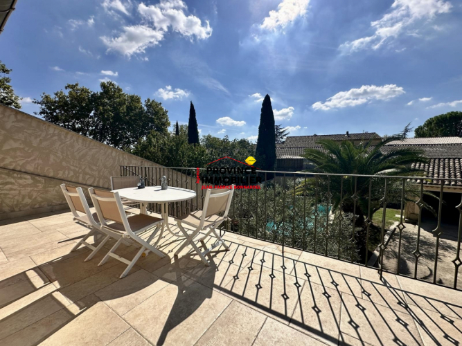 Maison de village avec piscine, jardin et garage