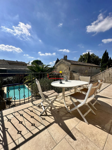 Maison de village avec piscine, jardin et garage