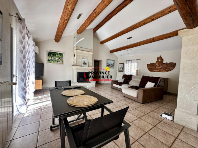 Maison de village avec piscine, jardin et garage