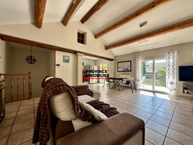 Maison de village avec piscine, jardin et garage