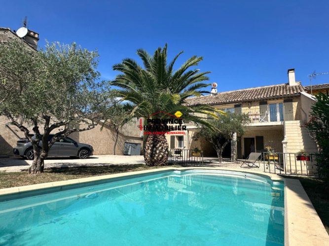 Maison de village avec piscine, jardin et garage