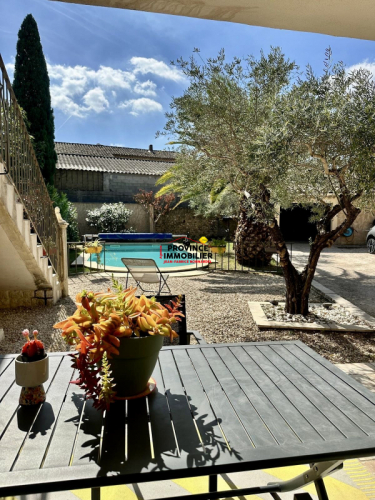 Maison de village avec piscine, jardin et garage