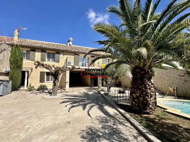 Maison de village avec piscine, jardin et garage