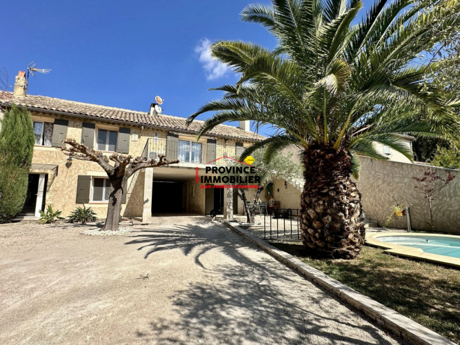 Maison de village avec piscine, jardin et garage