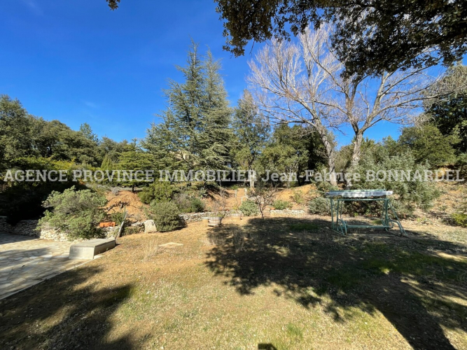 CHARMANT VILLAGE PROVENCAL
