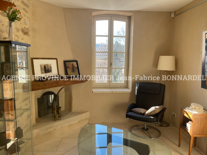 Maison de village en pierres avec vue dominante