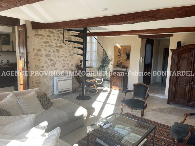 Maison de village en pierres avec vue dominante