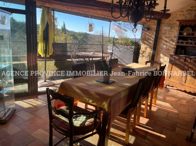 Maison de village en pierres avec vue dominante