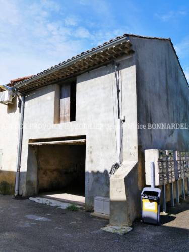 Maison de village avec jardin arboré et garage