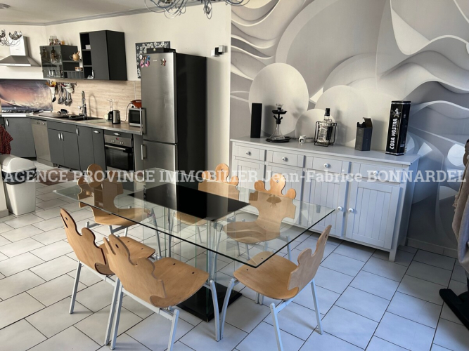 Immeuble avec commerce et logement de type 4