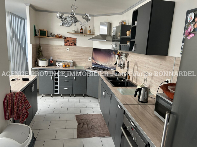 Immeuble avec commerce et logement de type 4