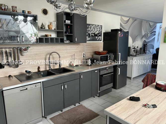 Immeuble avec commerce et logement de type 4