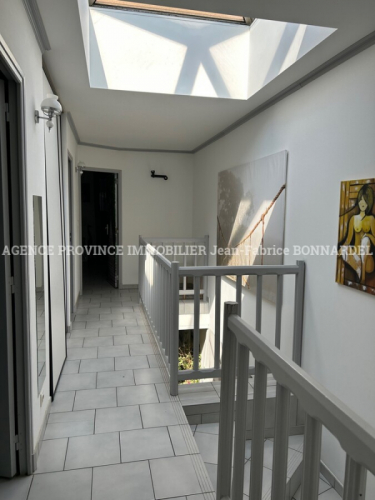 Immeuble avec commerce et logement de type 4