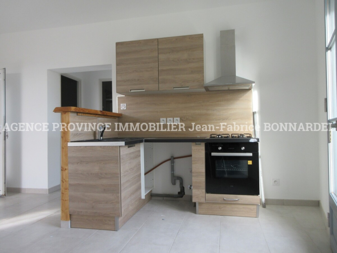 APPARTEMENT DE TYPE 3 AVEC CUISINE EQUIPEE ET TERRASSE