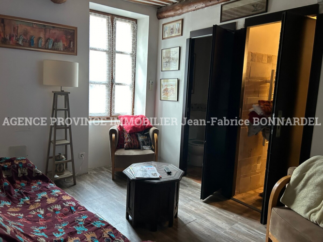 Maison de village en pierres meublée