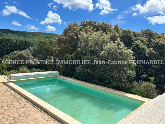 Propriété avec piscine et vue sur la campagne