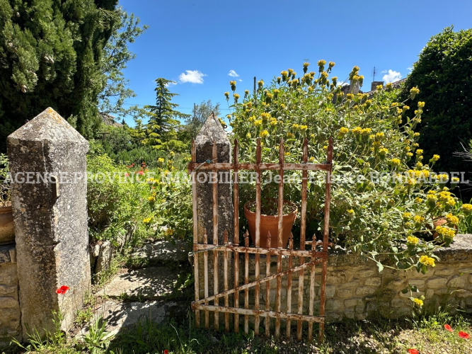 Maison de caractère en pierres avec jardin